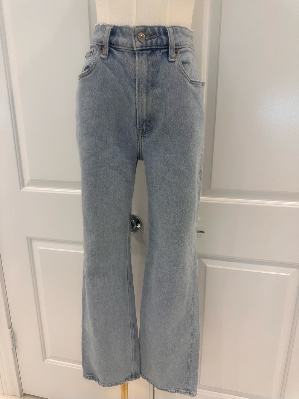 Abercrombie & Fitch Light Blue ‘The 90s Relaxed Jean, High-Rise, Curvy Love’ - Picture 2 of 9